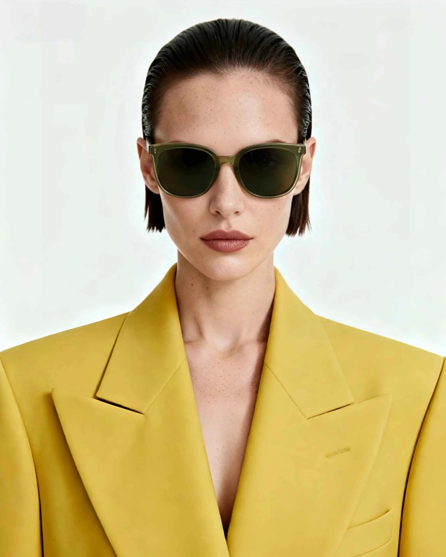 Ezra Tea Green model